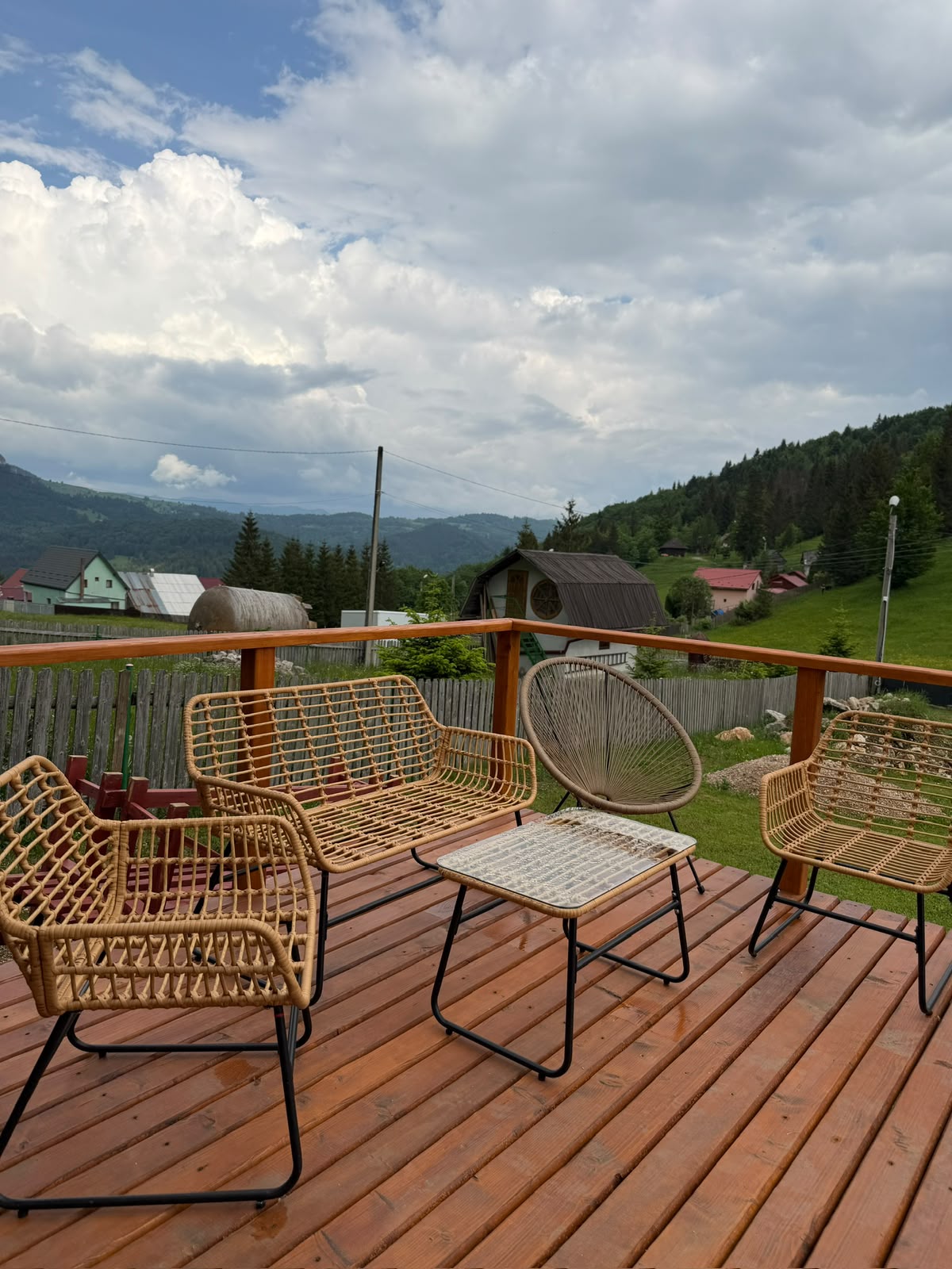 Terasă Red Lake Village