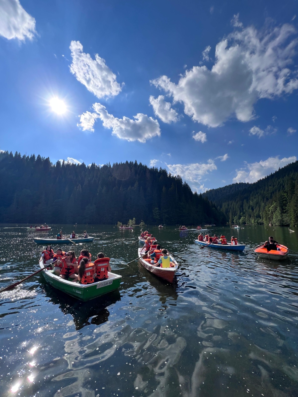 Plimbare cu barca pe Lacul Roșu
