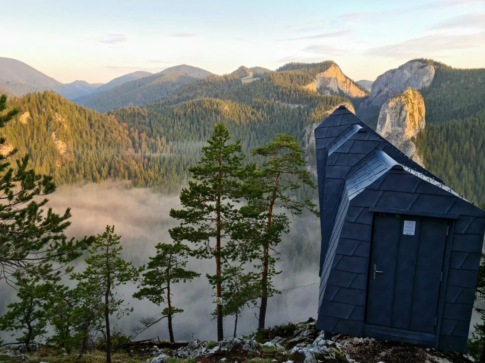 Refugiul Panoramic Piatra Ghilcoș, Lacul Roșu